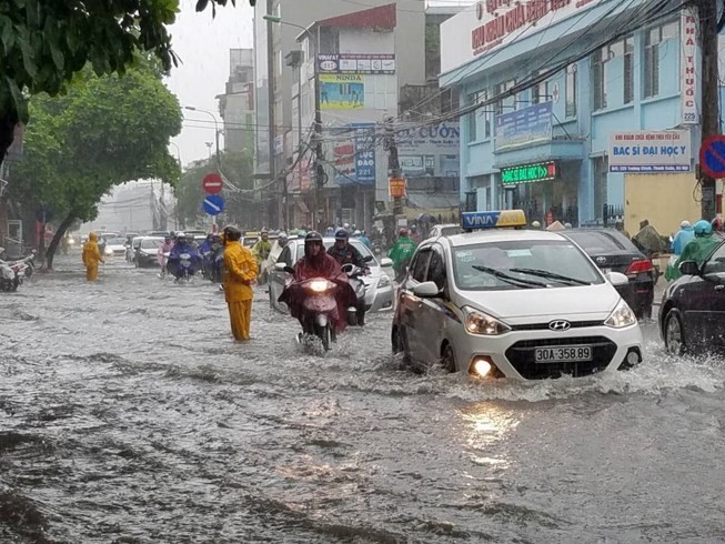 Lãnh đạo Hà Nội, TPHCM lý giải chuyện mưa là ngập