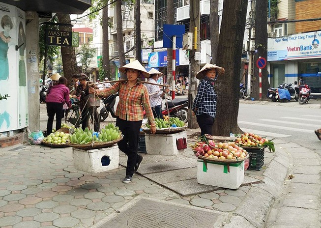 Hà Nội tính dẹp việc buôn bán trái cây trên vỉa hè