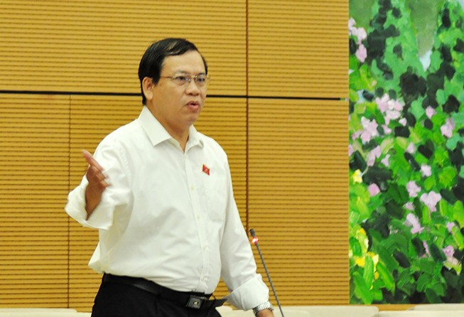 'Anh này chống tham nhũng, anh kia chống lưng...'