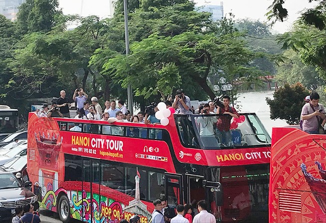 Hà Nội: Xe buýt du lịch mui trần chính thức lăn bánh