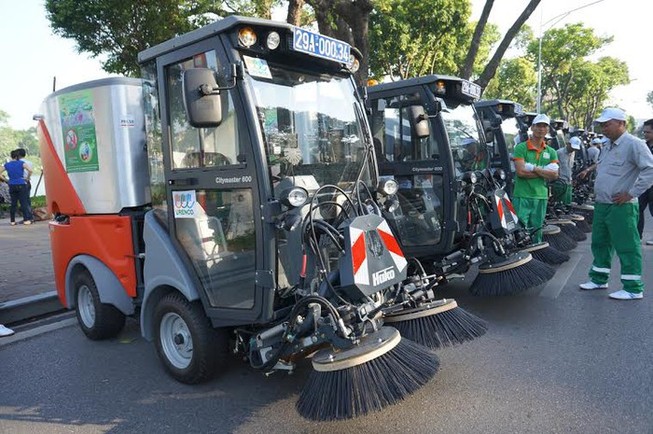 Hà Nội tái rửa đường chống bụi sau 3 năm tạm dừng?