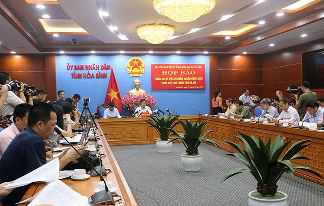 Hòa Bình họp báo vụ ô nhiễm nước sạch sông Đà