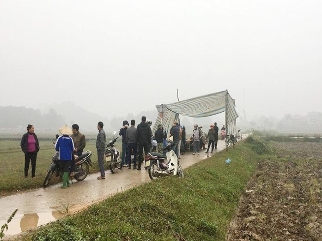 Người dân gỡ lều bạt chốt chặn ở bãi rác Nam Sơn, Hà Nội