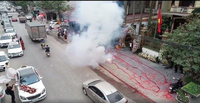 Chủ tịch Hà Nội yêu cầu làm rõ vụ đốt pháo đám cưới