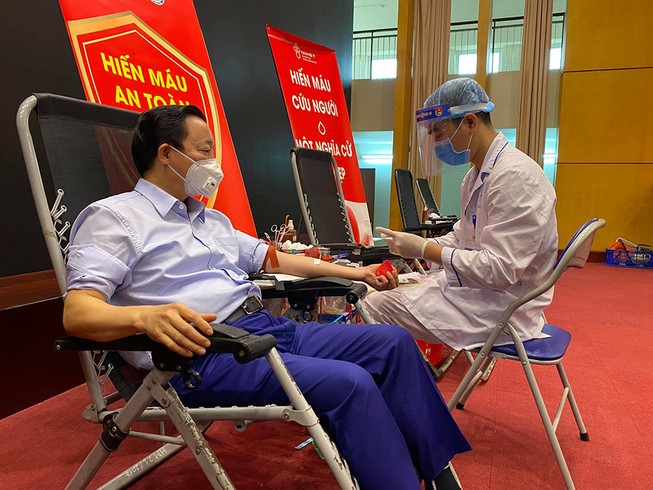 Bộ trưởng Trần Hồng Hà hiến máu giữa mùa dịch COVID-19