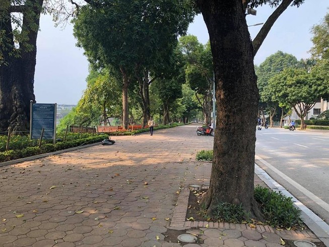 Chùm ảnh: Hà Nội vắng vẻ sau khi siết chặt giãn cách xã hội