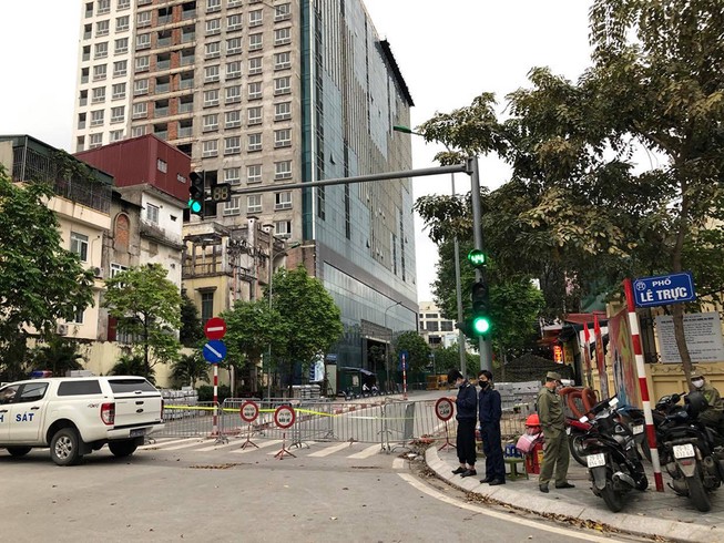Phong tỏa đường, lắp cẩu tháp để cắt ngọn nhà 8B Lê Trực