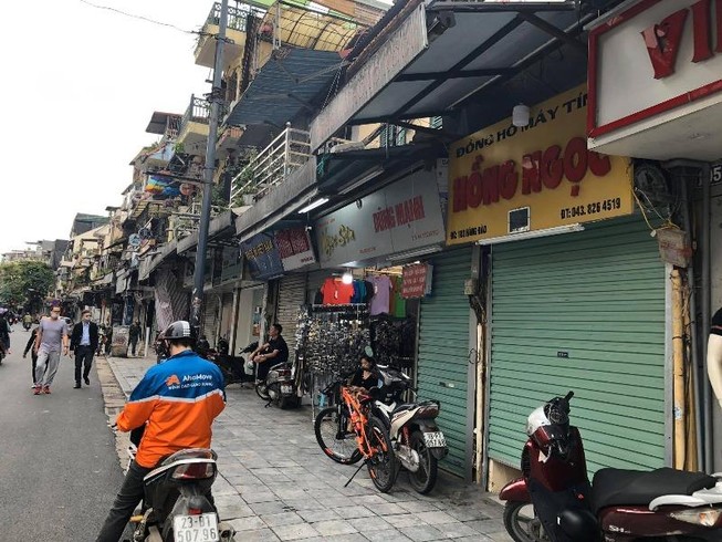 Hà Nội: Nhiều hàng quán hoạt động cầm chừng