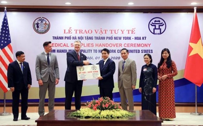 TP Hà Nội tặng TP New York vật tư chống dịch COVID-19