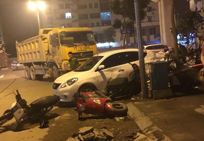 Xe tải 25 tấn mất lái tông liên hoàn trên vỉa hè