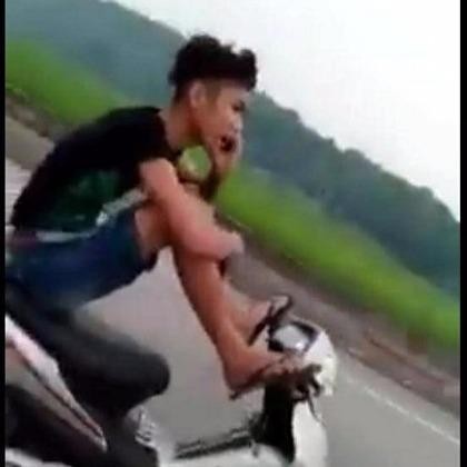 Sốc với thanh niên lái xe máy bằng chân, tay gọi điện thoại
