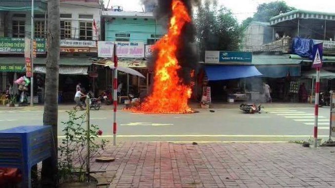 Xe máy bốc cháy ngùn ngụt vì dựng cạnh... hàng cháo