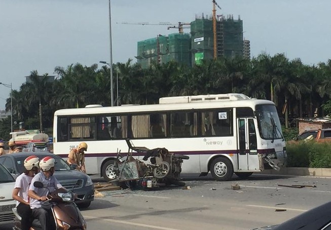 Xe ba gác chạy ngược chiều tông xe khách, 3 người bị thương nặng
