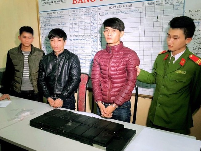 Vận chuyển 30 bánh heroin lấy công 80 triệu đồng