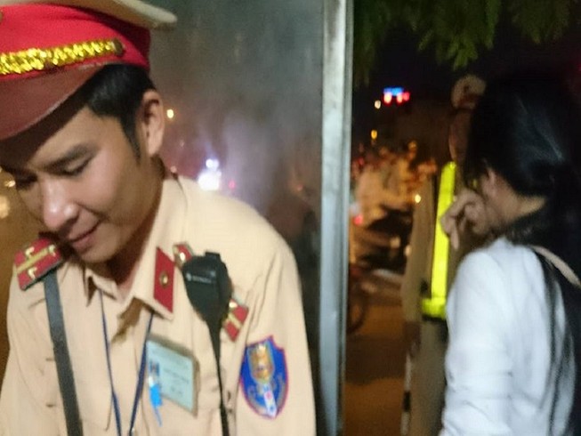 CSGT ngăn kịp nữ sinh viên định nhảy sông Hồng