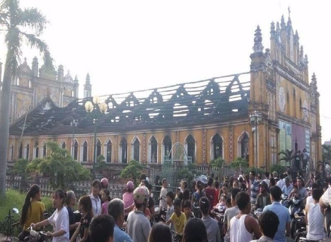 Cận cảnh nhà thờ hơn 100 năm tuổi cháy rực trong đêm