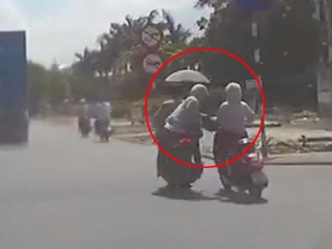 Cô gái đi Vespa bị 2 tên cướp đâm suýt chết