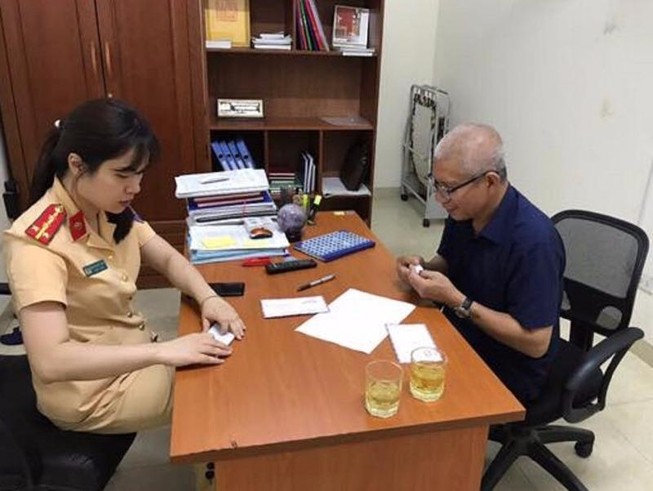 Đánh rơi ví có 20 triệu, may mắn được CSGT trả lại