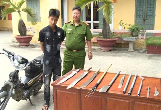 Bắt con nghiện cướp giật, thu nhiều mã tấu và đinh ba