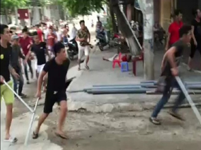 Nhóm thực khách đang ăn bị 20 côn đồ tấn công