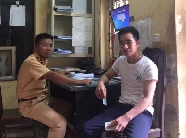 Nhặt được điện thoại, CSGT mang đi sửa rồi trả cho dân