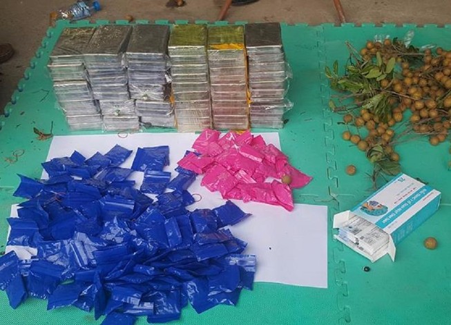 Phát hiện 59 bánh heroin trong thùng nhãn