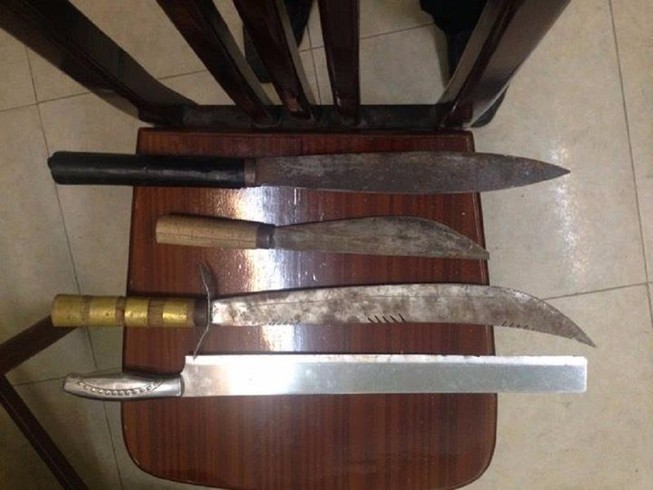 3 thanh niên mang dao, phớ đi 'dạo phố' đụng cảnh sát