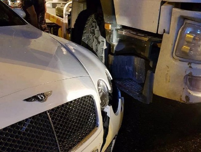 'Siêu xe' Bentley bị xe bồn tông vỡ đầu
