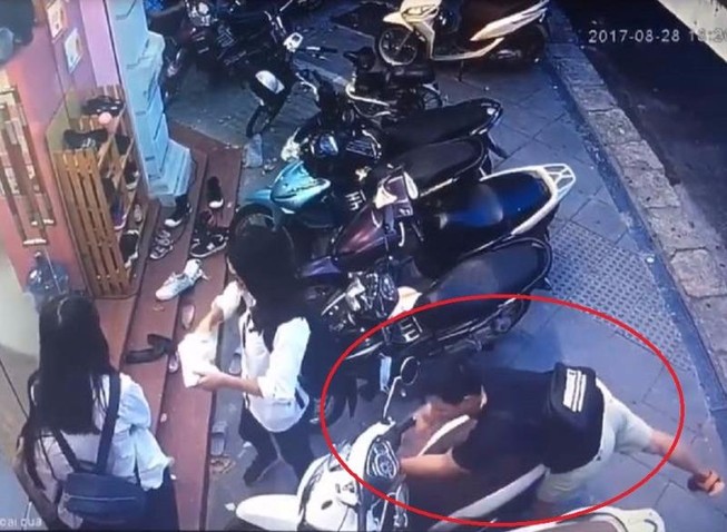 Clip ghi lại hình ảnh trộm xe SH trong vòng 15 giây