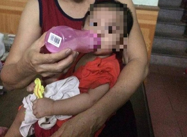 Bé trai 1 tuổi bị mẹ bỏ rơi cùng bức thư đẫm nước mắt