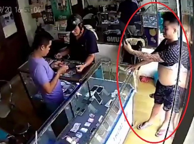 Thanh niên tự khen mình đẹp trai rồi... chôm iPhone
