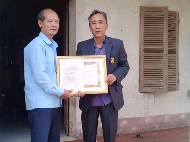 Tử tù oan Hàn Đức Long nhận huy hiệu 30 năm tuổi Đảng