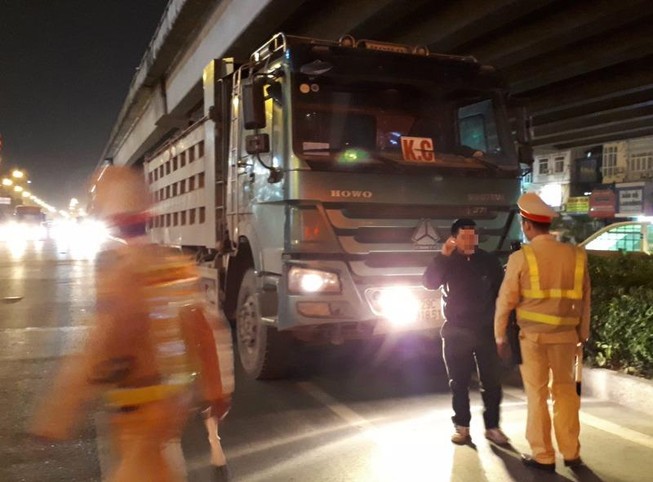 Bị CSGT phạt, tài xế cuống cuồng gọi điện người thân