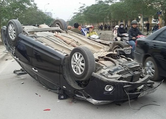 Xế hộp tông cột điện, lật ngửa giữa đường
