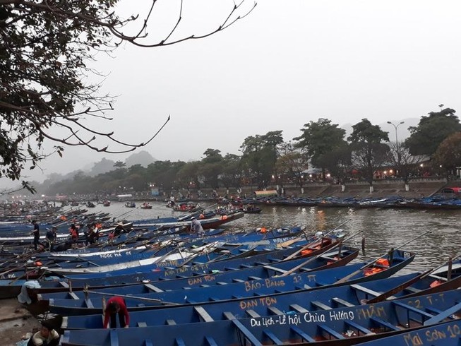 Hàng ngàn người đội mưa trẩy hội chùa Hương