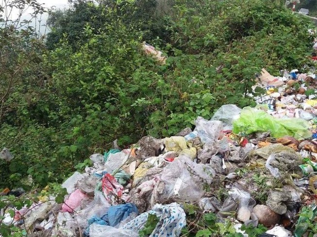 Di tích Hải Vân Quan nhếch nhác, tràn lan rác thải