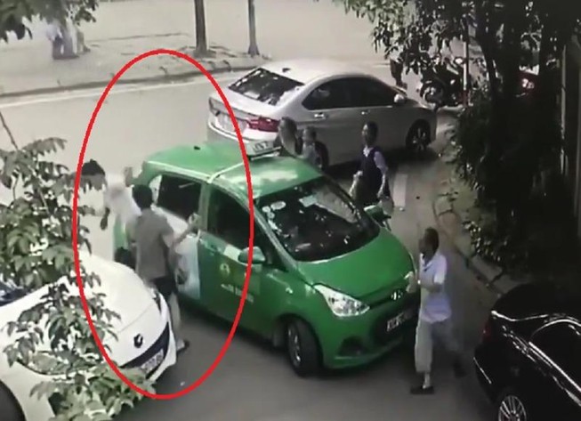 Tài xế taxi bị đánh chảy máu khi nhắc việc dừng xe ngang ngược