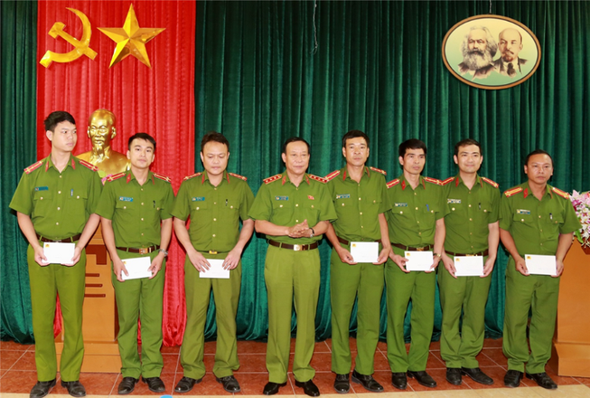 Khám xét nhà nghi phạm ma túy, 8 cảnh sát phơi nhiễm HIV