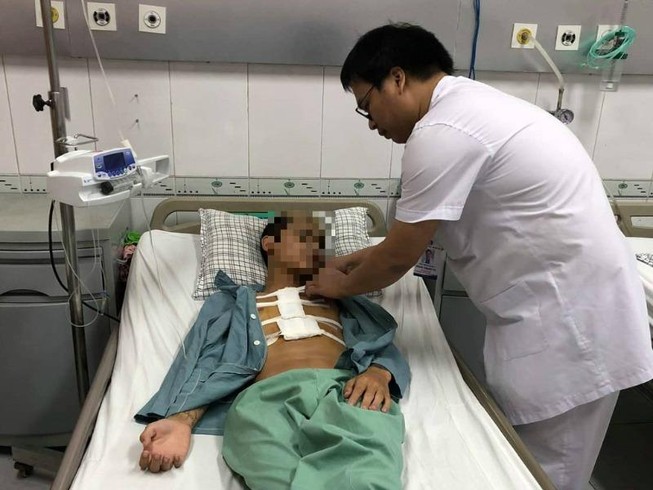 Bị đâm thấu tim, thanh niên 17 tuổi sốc mất máu nặng