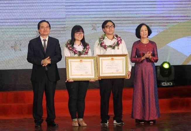 Trao huân chương Lao động hạng 3 cho học sinh đạt giải Olympic
