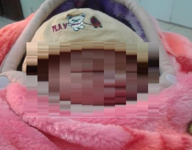 Bé trai sơ sinh còn nguyên dây rốn bị bỏ rơi trước cửa nhà dân