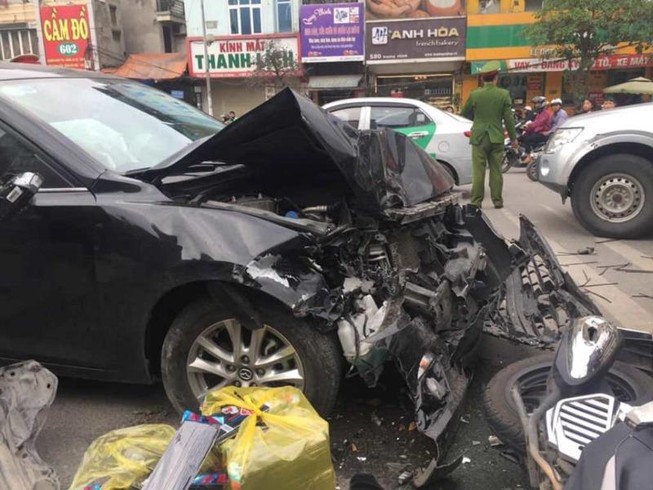 Ô tô Mazda mất lái tông hai xe máy chạy cùng chiều