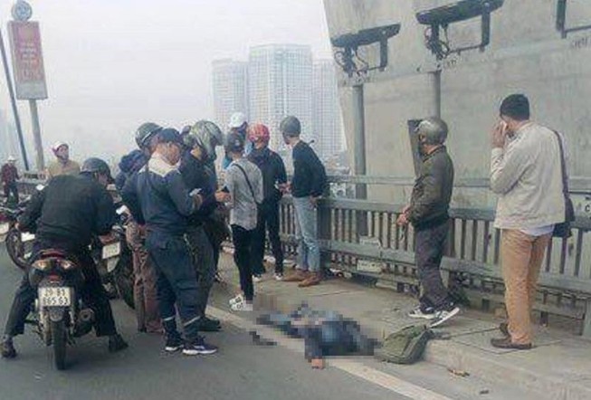 Xảy ra tai nạn với xe buýt trên cầu Nhật Tân