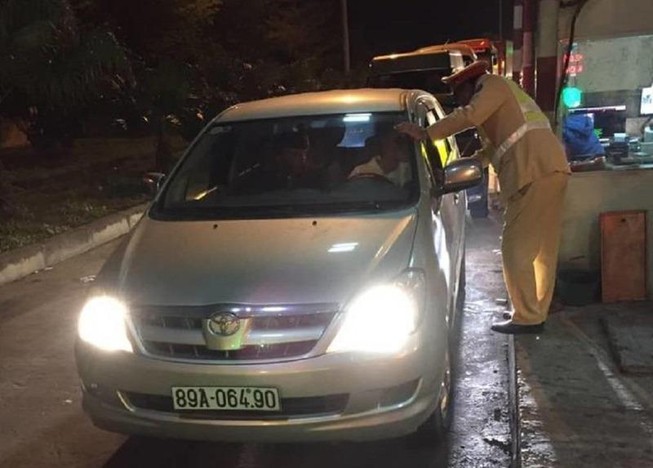 Tước bằng lái tài xế dừng xe cao tốc, mở nồi cơm ăn uống