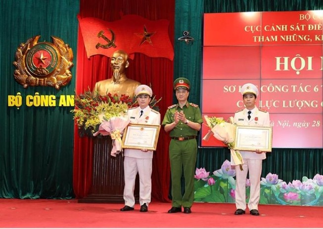 Hai cảnh sát kinh tế được trao huân chương chiến công