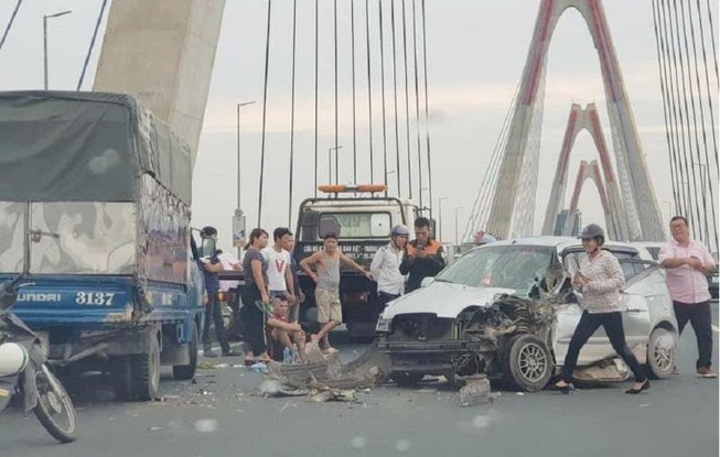 Đâm vào đuôi xe tải trên cầu, Kia Morning nát bét phần đầu