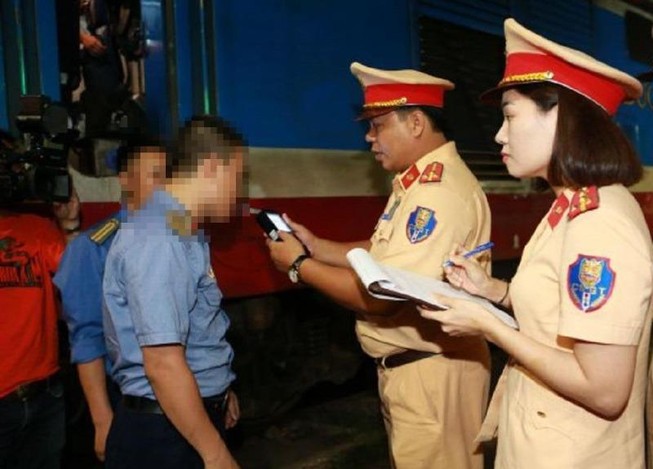 Có nồng độ cồn trong lúc gác tàu, 2 nhân viên bị CSGT phạt