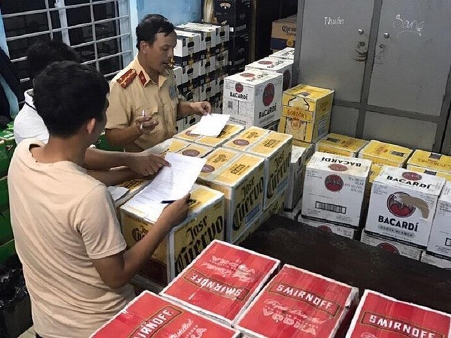 Chở 4.000 chai bia và rượu lậu, tài xế bỏ chạy khi gặp CSGT
