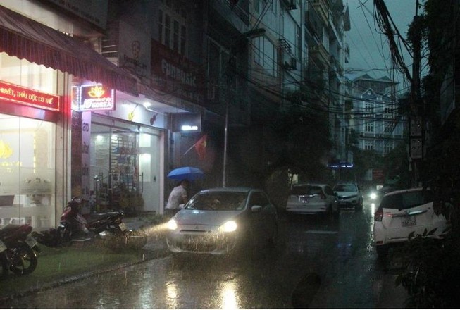 Hà Nội mưa như trút nước, trời tối sầm dù mới 14 giờ chiều