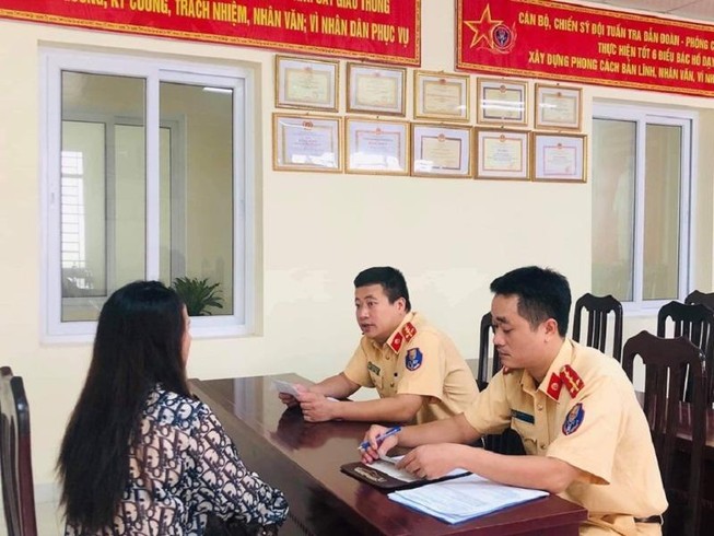 Nữ tài xế bị tước bằng lái vì không nhường đường xe ưu tiên